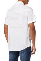 قميص بأكمام قصيرة وطبعة شعار